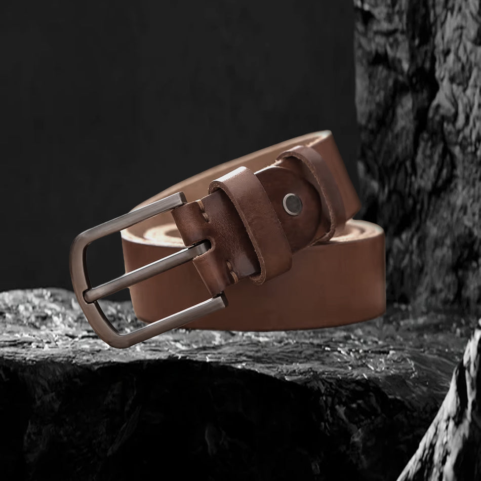 Echtleder-Gürtel aus braunem Rindsleder auf schwarzem Steinfelsen – klassischer Herrengürtel