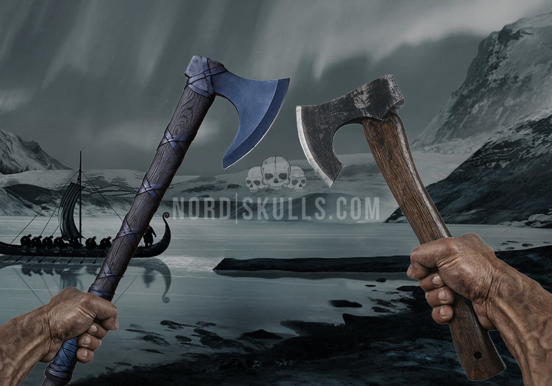 |Zwei muskulöse Wikingerarme halten eine Wikinger-Axt und eine Nordaxt vor Wikingerschiff und Bergen, handgeschmiedete Äxte kaufen bei NORDSKULLS