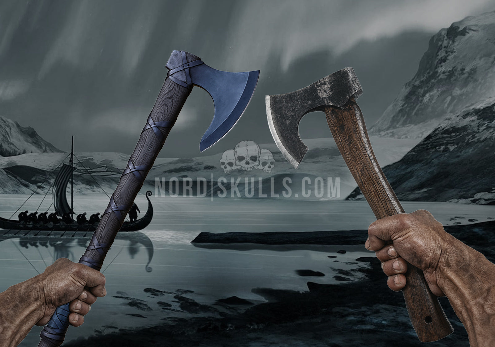 |Zwei muskulöse Wikingerarme halten eine Wikinger-Axt und eine Nordaxt vor Wikingerschiff und Bergen, handgeschmiedete Äxte kaufen bei NORDSKULLS