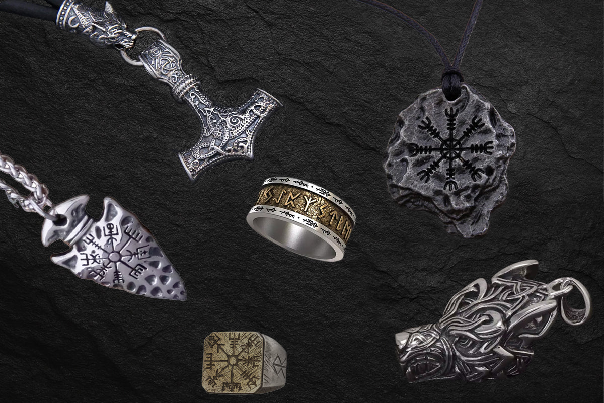 Echter handgefertigter Runenschmuck von Nordskulls – Wikinger-Schmuckstücke aus Edelstahl und 925er Silber, darunter Thors Hammer, Vegvisir-Anhänger, Runenring und Fenriswolf-Amulett auf schwarzem Hintergrund.