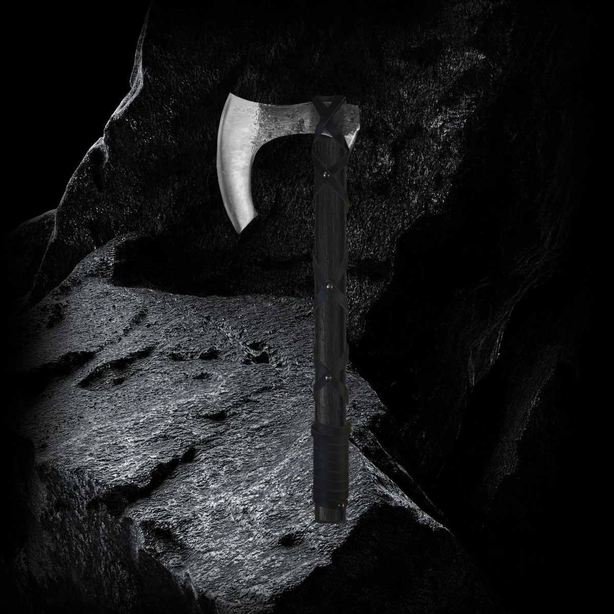 Handgeschmiedete Wikinger-Axt mit Runen am Griff auf rauem Granitsteinhintergrund