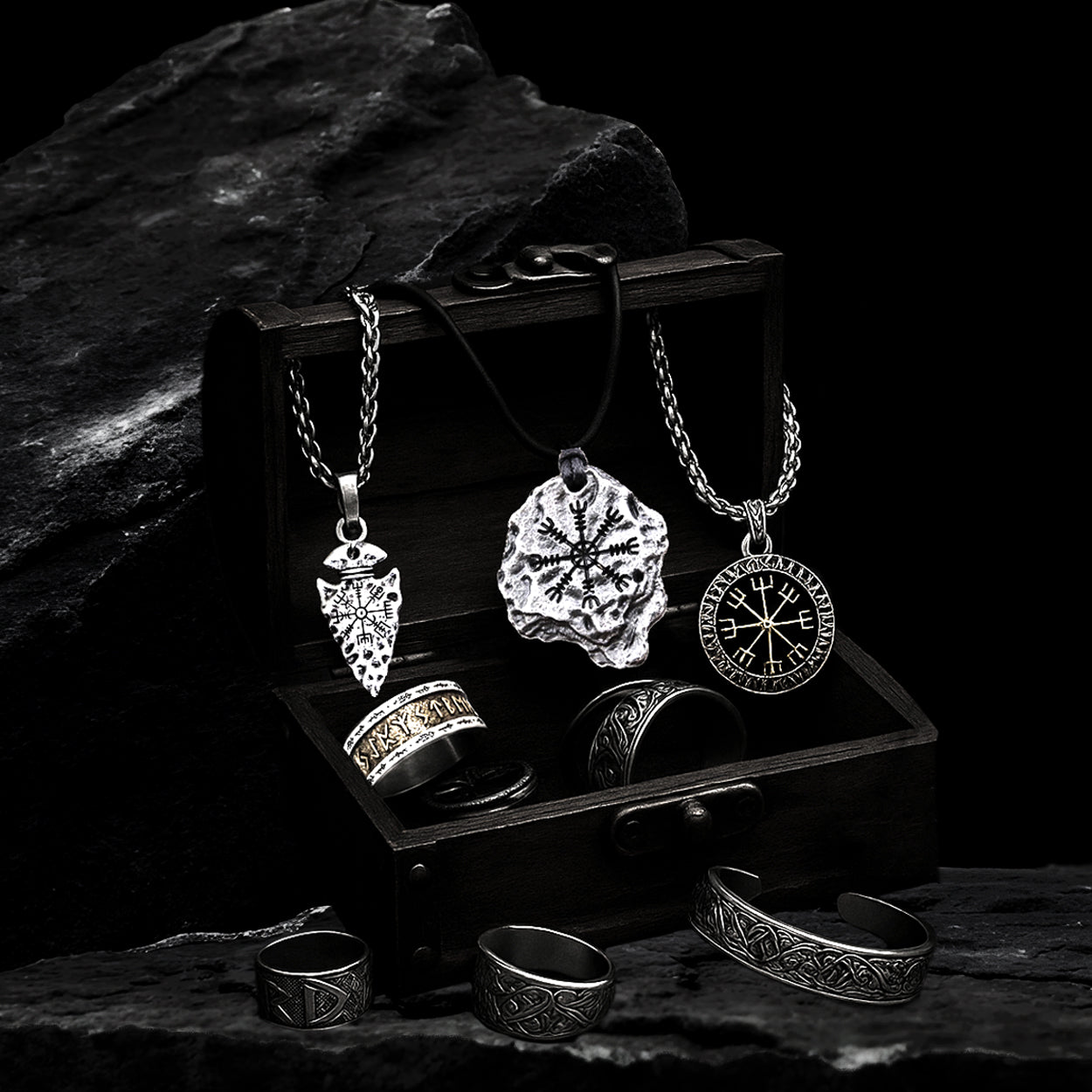 Wikinger Schmuck in Schatzkiste – Runenanhänger, Vegvisir, Mjölnir, nordische Ringe und Armreifen, hochwertiger Silber Wikinger-Schmuck mit Runenmotiv