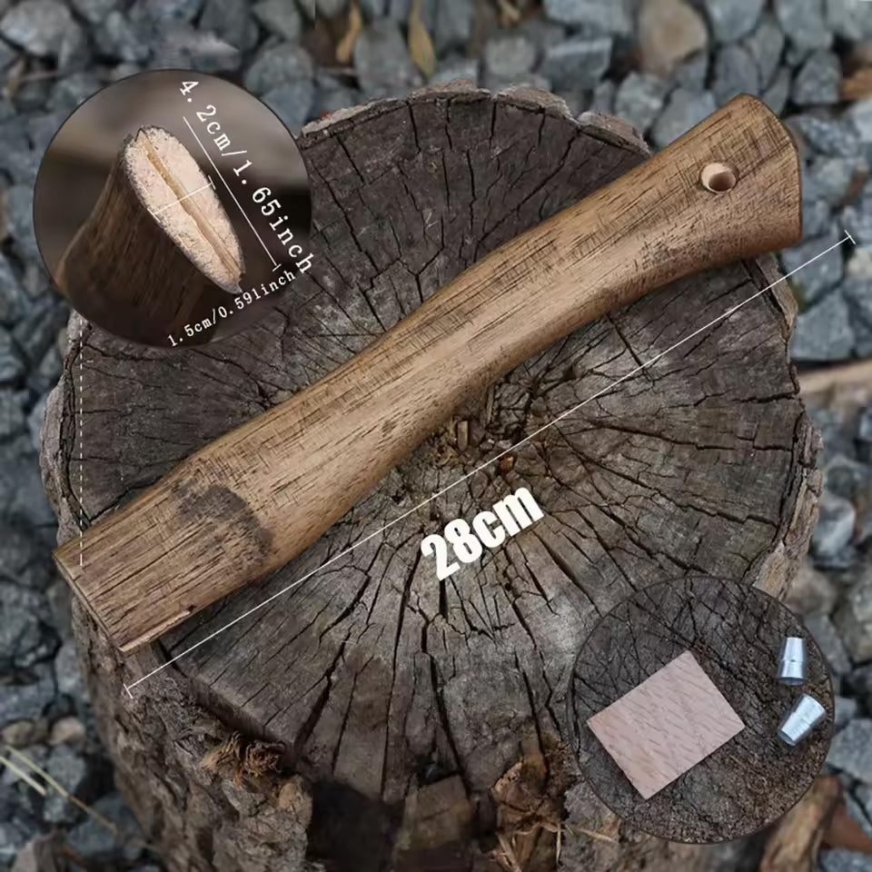 Axtgriff aus Walnussholz – 28 cm kurz, robust und ergonomisch geformt, inklusive Befestigungskeil, ideal für handliche Äxte, Bushcraft, Survival und Wikinger-Repliken, naturbelassen auf Baumstamm präsentiert