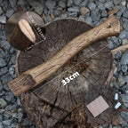 Axtgriff aus Walnussholz – 33 cm lang, robust und ergonomisch geformt, inklusive Befestigungskeil, ideal als Ersatzgriff für Äxte, Bushcraft-Tools und Wikinger-Replikate, naturbelassen auf Baumstamm präsentiert