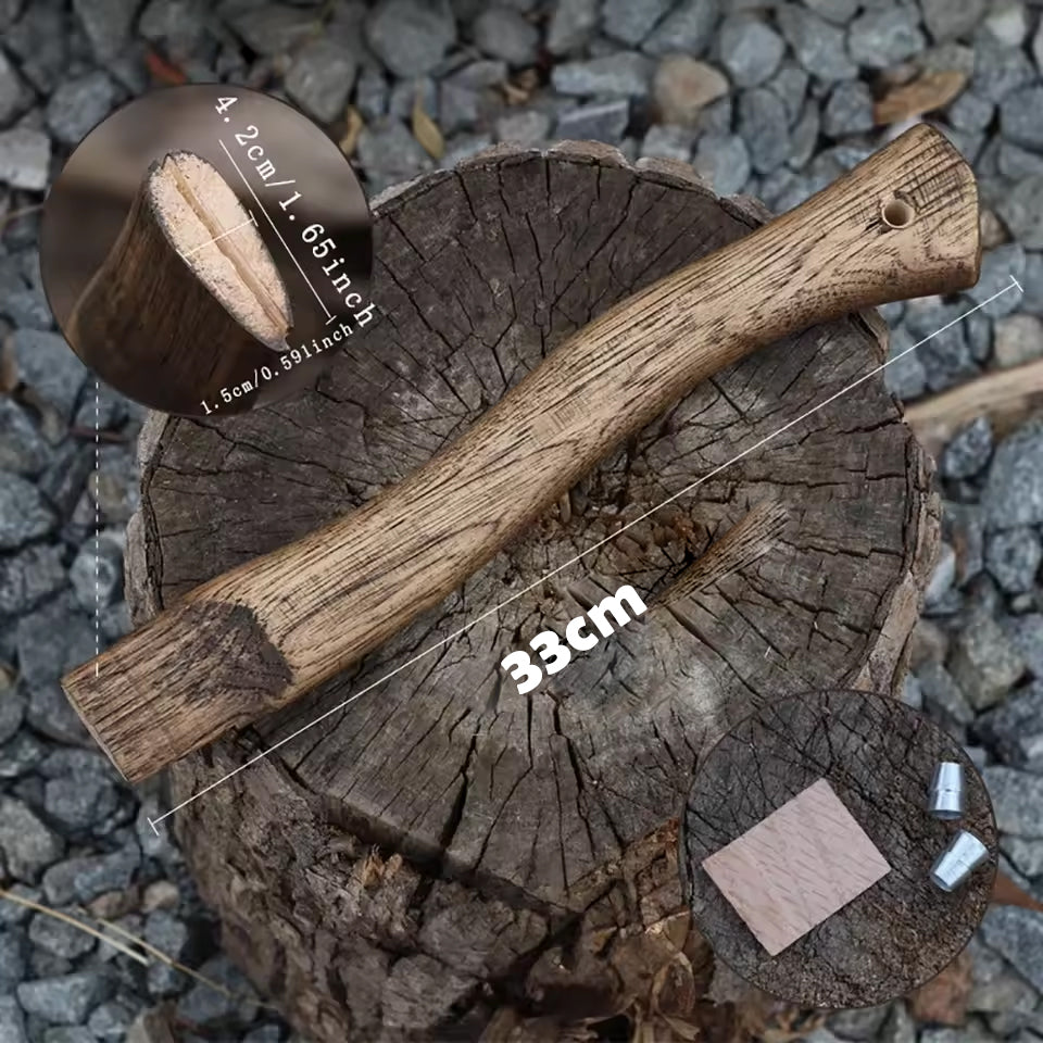Axtgriff aus Walnussholz – 33 cm lang, robust und ergonomisch geformt, inklusive Befestigungskeil, ideal als Ersatzgriff für Äxte, Bushcraft-Tools und Wikinger-Replikate, naturbelassen auf Baumstamm präsentiert