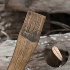 Detailaufnahme Walnussholz-Axtgriff – Nahaufnahme der Kopfaufnahme mit Schlitz für Keilbefestigung, robuste Maserung, handgefertigt für stabile Verbindung von Axtkopf und Griff, ideal für Bushcraft, Holzarbeit und Wikinger-Repliken