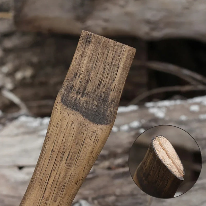 Detailaufnahme Walnussholz-Axtgriff – Nahaufnahme der Kopfaufnahme mit Schlitz für Keilbefestigung, robuste Maserung, handgefertigt für stabile Verbindung von Axtkopf und Griff, ideal für Bushcraft, Holzarbeit und Wikinger-Repliken