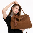 Echtleder Umhaengetasche Damen braun am Model praesentiert hochwertiges Rindsleder