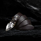 Echtleder Gürtel mit Pfeilspitze aus Rindsleder auf dunklem Steinfelsen