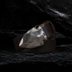 Pfeilspitzen-Schnalle aus Edelstahl am Echtleder Gürtel auf dunklem Steinfelsen