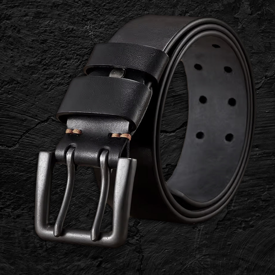 Echtleder-Gürtel Rindsleder auf schwarzem Steinfelsen – alternative Perspektive