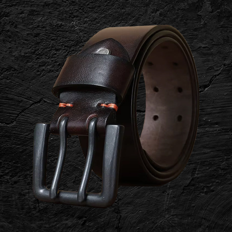 Echtleder-Gürtel aus braunem Rindsleder auf schwarzem Steinfelsen – leicht seitliche Frontansicht