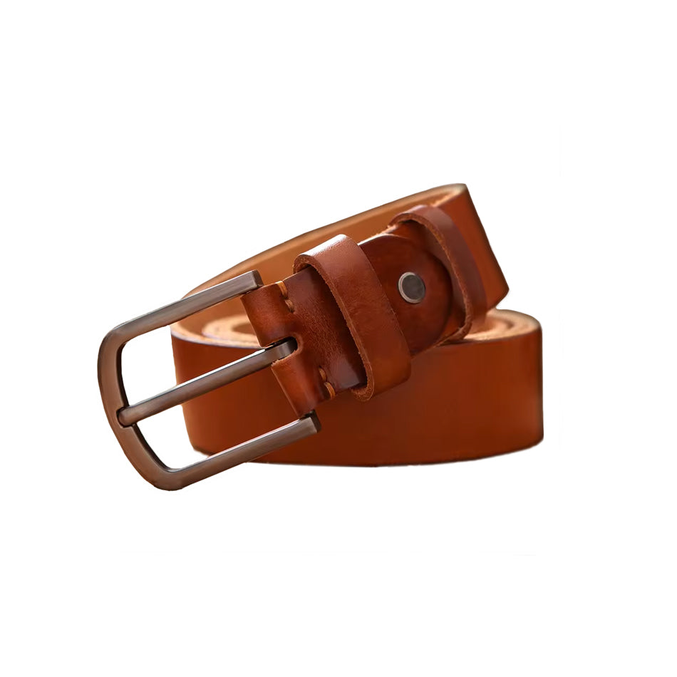 Echtleder-Gürtel aus braunem Rindsleder auf schwarzem Steinfelsen – schräge Frontansicht mit Metallschnalle