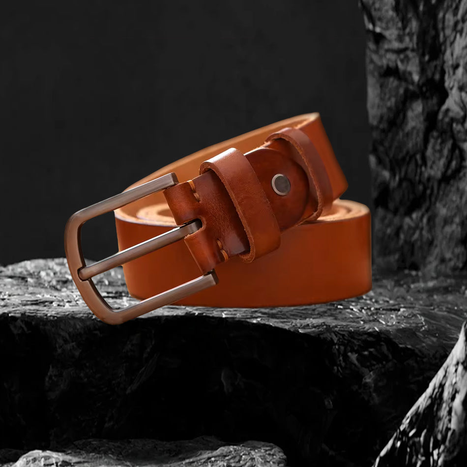 Echtleder-Gürtel aus braunem Rindsleder auf schwarzem Steinfelsen – Seitenansicht mit Schnallendetail