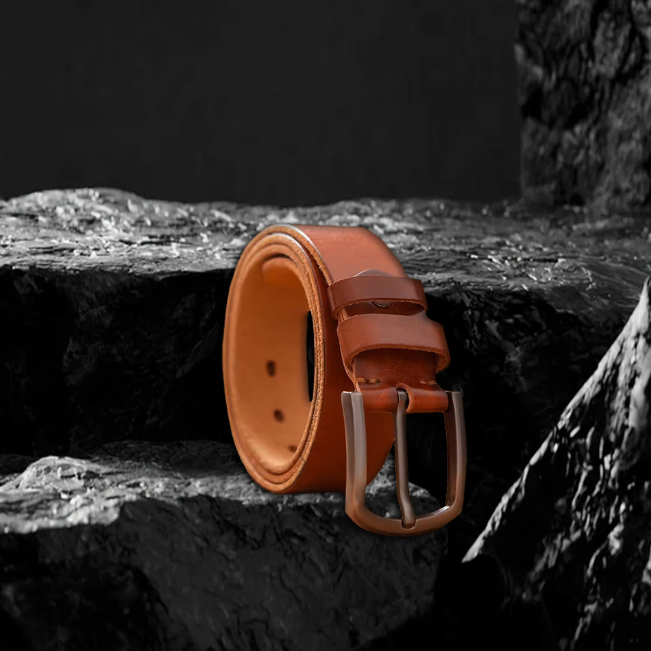 Echtleder-Gürtel aus braunem Rindsleder auf schwarzem Steinfelsen – Rückansicht am Gürtelende