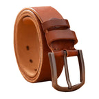 Aufgerollter Echtleder-Gürtel aus braunem Rindsleder – freigestellt auf hellem Hintergrund