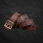 Wikinger Gürtel RAGNAR – brauner Echtleder Gurt mit goldener Metallschnalle, handgefertigt auf dunklem Stein-Hintergrund