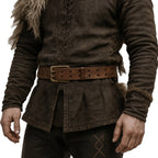 Echt-Leder Gürtel RAGNAR aus braunem Rindsleder mit massiver Schnalle, getragen über Wikinger-Tunika