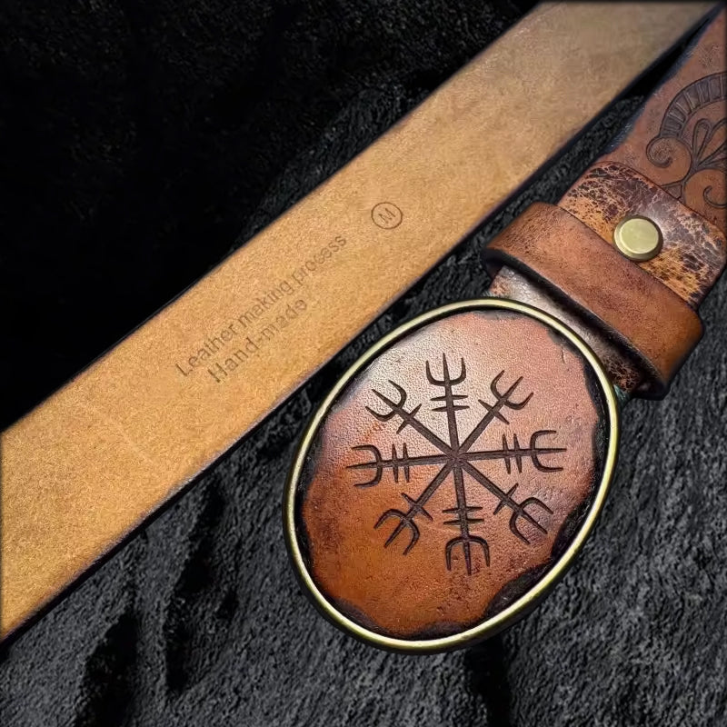 Echtleder Gürtel mit Vegvisir-Prägung – Schnallen- und Lederdetail auf schwarzem Steinfelsen