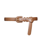 Echtleder-Gurt für Damen aus braunem Rindsleder mit Schnalle – Studioaufnahme auf hellem Hintergrund