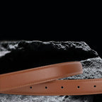 Echtleder-Gurt für Damen aus braunem Rindsleder auf schwarzem Steinfelsen – Detailansicht der Lochung