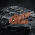 Echtleder-Gurt für Damen aus braunem Rindsleder auf schwarzem Steinfelsen – Frontansicht mit Schnalle