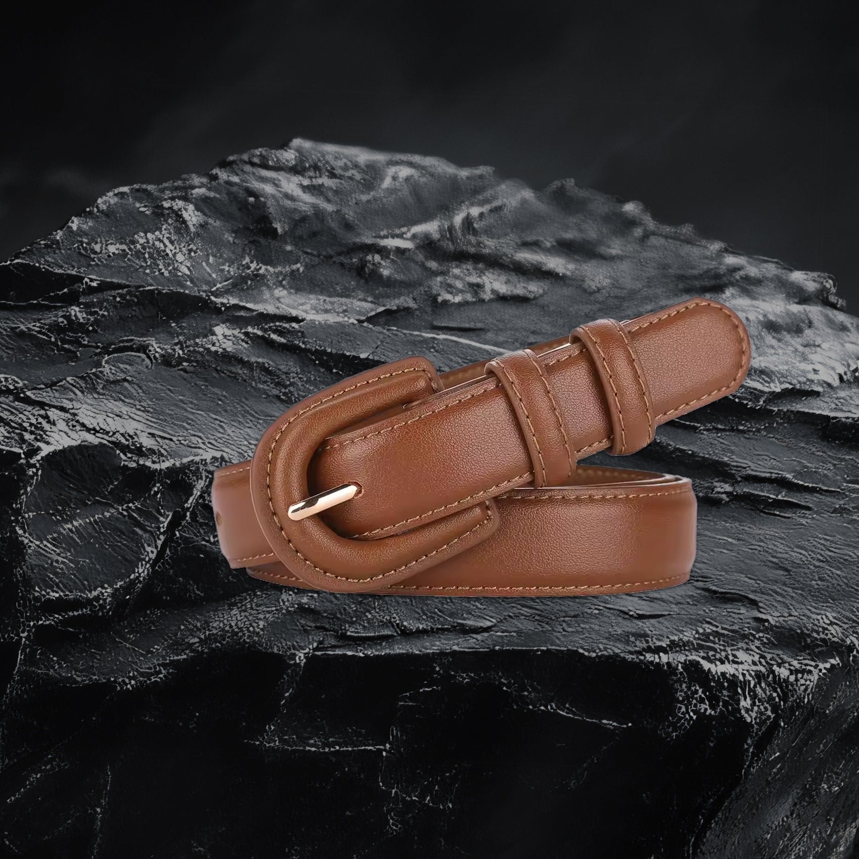 Echtleder-Gurt für Damen aus braunem Rindsleder auf schwarzem Steinfelsen – Frontansicht mit Schnalle