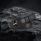 Echtleder-Gurt für Damen aus schwarzem Rindsleder auf schwarzem Steinfelsen – Frontansicht mit Schnalle