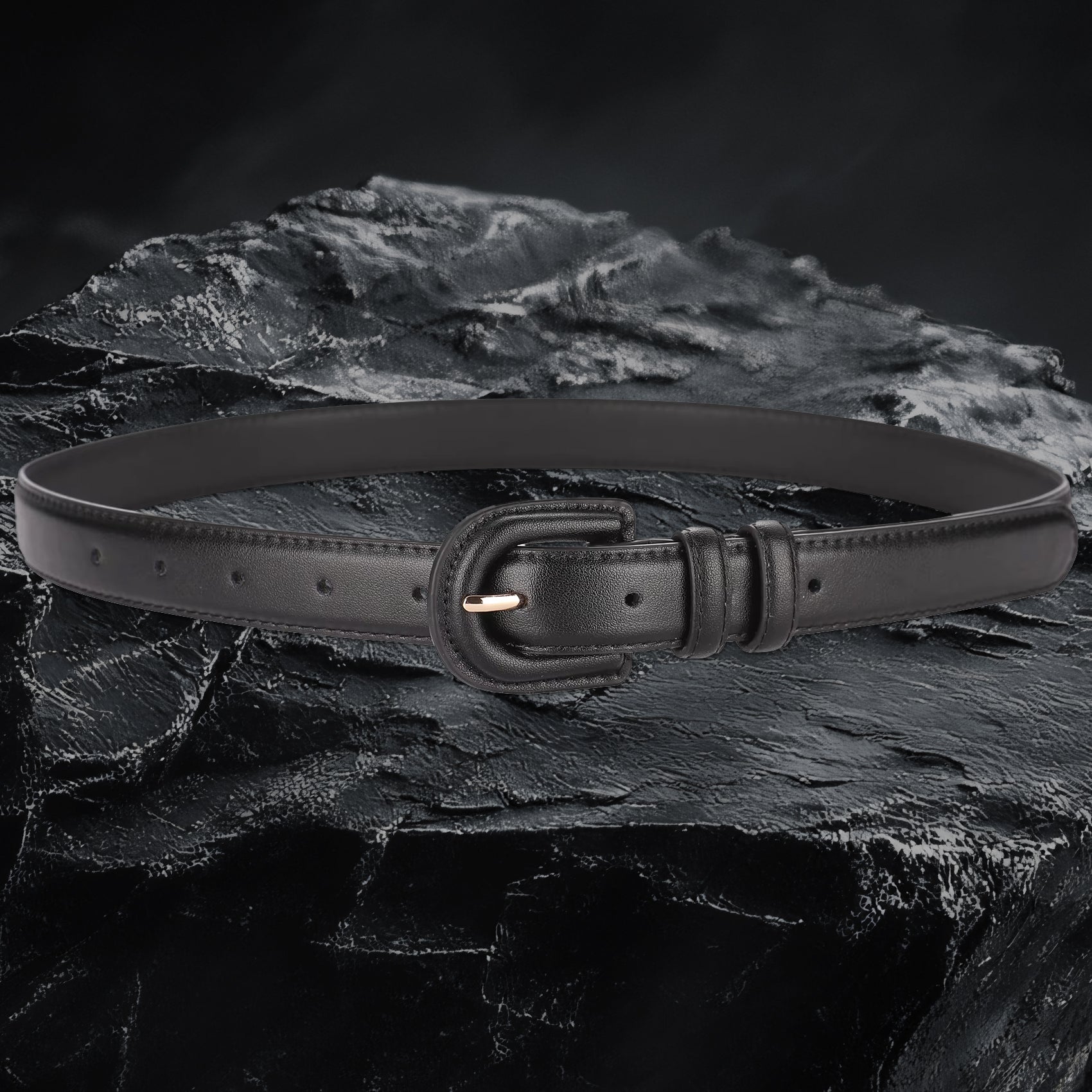 Echtleder-Gurt für Damen aus schwarzem Rindsleder auf schwarzem Steinfelsen – Frontansicht mit Schnalle