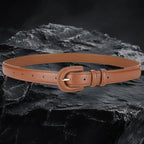 Echtleder-Gurt für Damen aus braunem Rindsleder auf schwarzem Steinfelsen – Frontansicht mit Schnalle