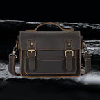 Echtleder Tasche RAGNAR aus Rindsleder – Frontansicht in dunkelbraun auf schwarzem Steinfelsen