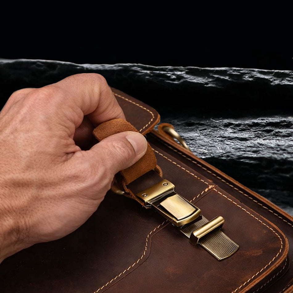 Detailaufnahme Verschluss – Echtleder Tasche RAGNAR mit massivem Messingbeschlag