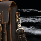 Detailaufnahme Schulterriemen – Echtleder Tasche RAGNAR aus echtem Rindsleder