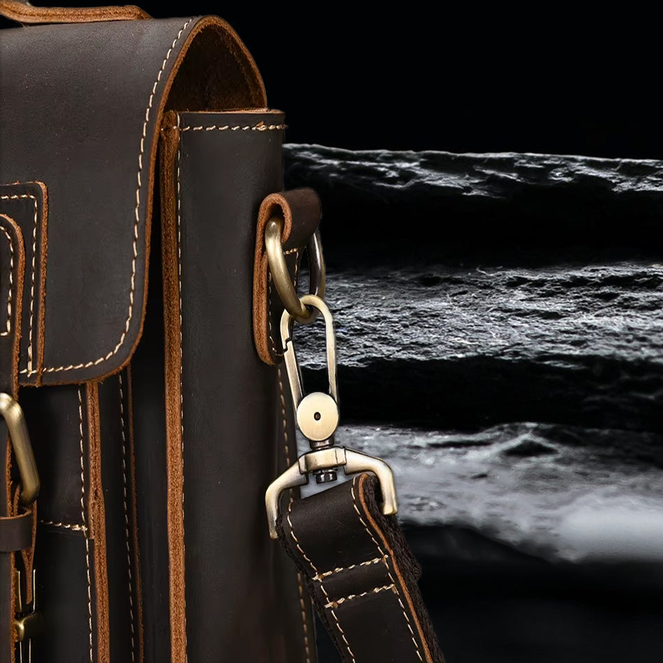 Detailaufnahme Schulterriemen – Echtleder Tasche RAGNAR aus echtem Rindsleder