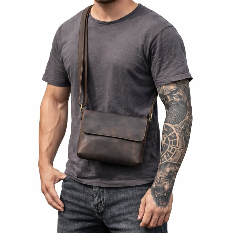 Echtleder Umhängetasche Herren aus Crazy Horse Rindsleder – getragen am Körper, Frontansicht