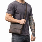 Echtleder Umhängetasche Herren aus Rindsleder – schräge Trageansicht im Crossbody-Stil