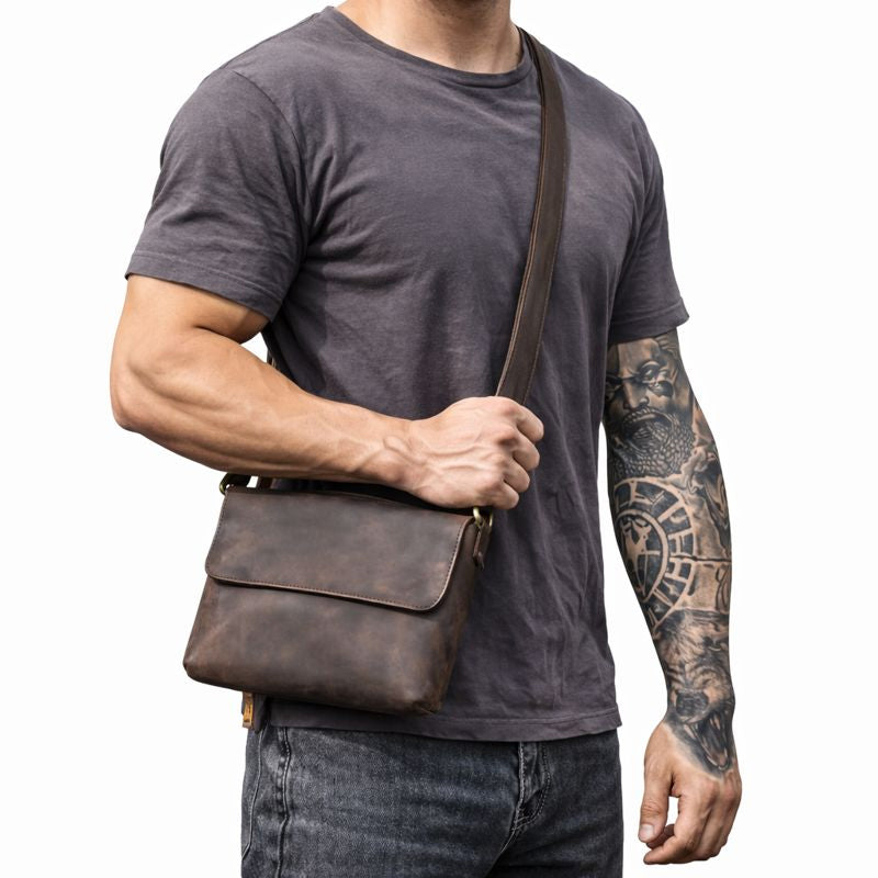 Echtleder Umhängetasche Herren aus Rindsleder – schräge Trageansicht im Crossbody-Stil