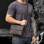 Echtleder Umhängetasche Herren aus Rindsleder – getragene Frontansicht auf dunklem Hintergrund