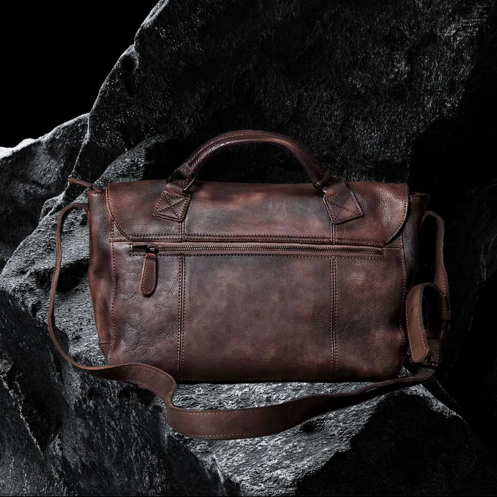 Echtleder Umhängetasche mit Überschlag – Detailansicht auf schwarzem Steinfelsen