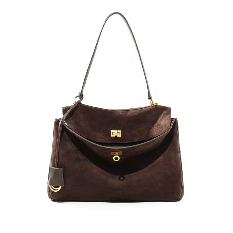 Echtleder Damen Umhaengetasche dunkelbraun aus echtem Rindsleder freigestellt vor weissem Hintergrund