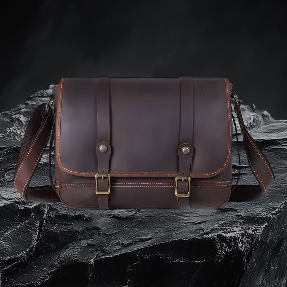 Echtleder Umhängetasche aus echtem Rindsleder in Dunkelbraun – Frontansicht auf dunklem Steinfelsen