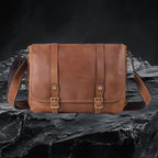 Echtleder Umhängetasche aus echtem Rindsleder in Braun – Frontansicht auf dunklem Steinfelsen