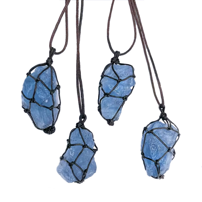 Wikinger Faust hält blauen Fluorit Kristall Anhänger | Handgefertigte Halskette aus Naturstein im nordischen Stil | NORDSKULLS