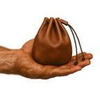 Männliche Hand hält Wikinger Geldbeutel aus echtem Rindsleder – handgefertigter Mittelalter Lederbeutel von Nordskulls