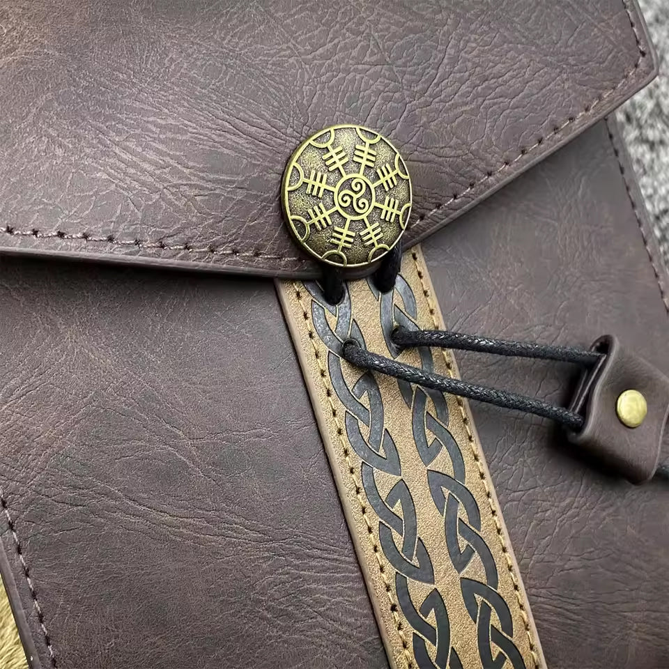 Detailaufnahme des goldenen Triskelion-Symbols und der Lederverzierung der LARP Gürteltasche im Wikinger Stil