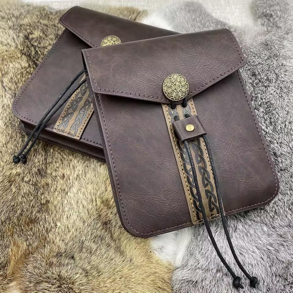 Zwei braune Gürteltaschen im Wikinger LARP Stil aus Kunstleder – auf Felluntergrund arrangiert im Nordskulls Look
