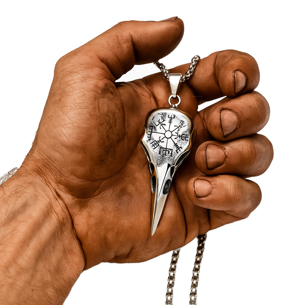 Wikinger Schmuck kaufen, Raben Halskette mit Vegvisir Rune aus Edelstahl – getragen in einer muskulösen Wikingerhand, Symbol für Mut, Schutz und nordische Stärke.