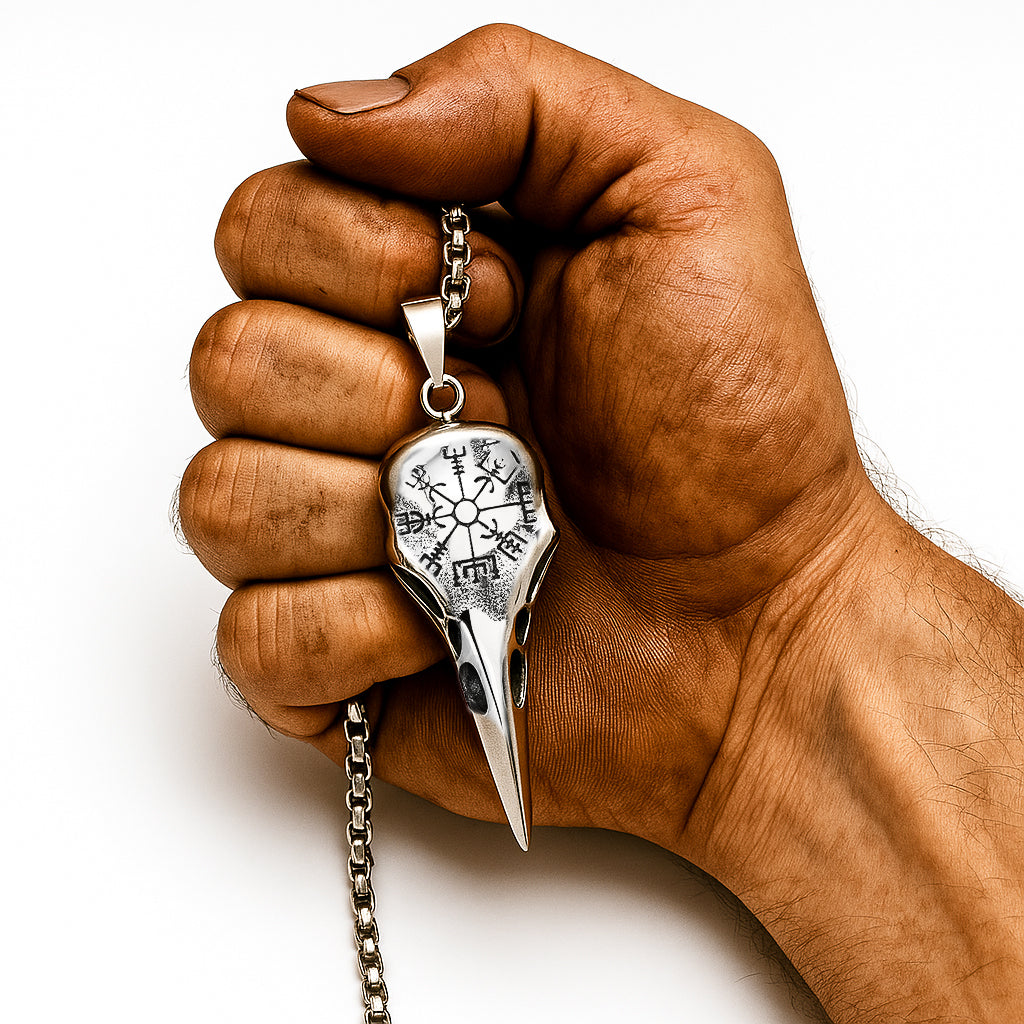 Wikinger Raben Halskette mit Vegvisir Rune aus Edelstahl – gehalten in einer kräftigen Wikingerhand, Symbol für Stärke, Mut und nordische Macht.