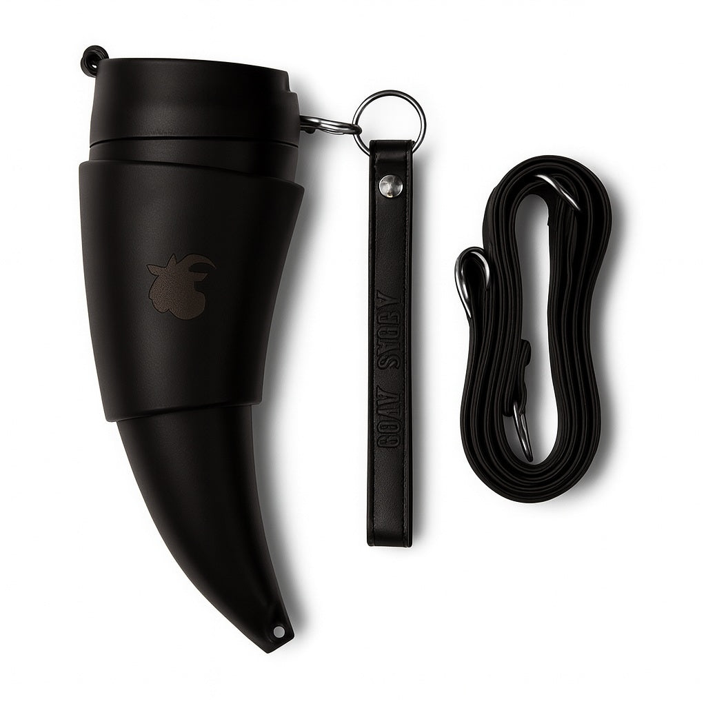 Schwarzer Thermobecher im Wikinger-Horn Design mit schwarzem Lederhalter und Trageriemen