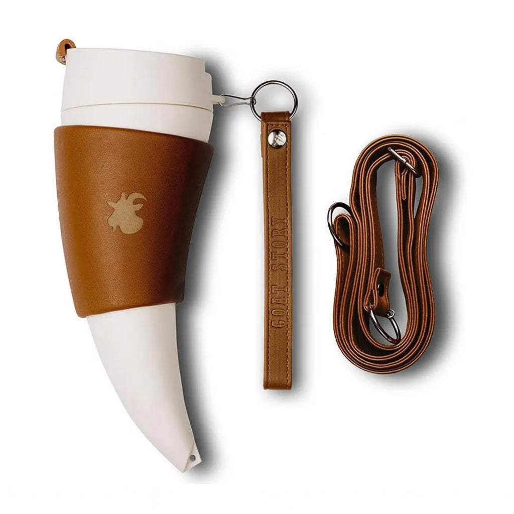 Thermobecher im Wikinger-Horn Design – weißes Horn mit braunem Lederhalter und abnehmbarem Trageriemen